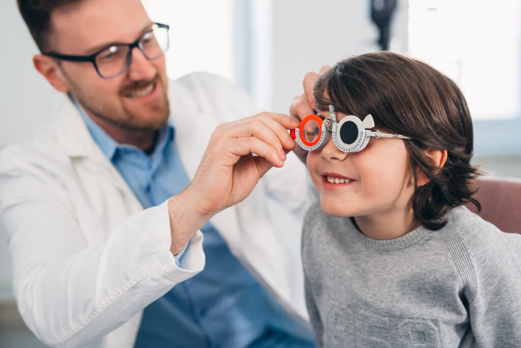 眼科の視力定期検診は半年に1回